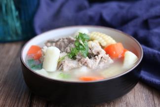 出锅是加入盐调味，喜欢辣得可以少许胡椒粉和辣椒粉，表面撒香葱叶。