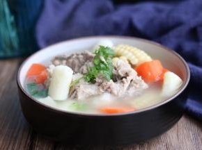 出锅是加入盐调味，喜欢辣得可以少许胡椒粉和辣椒粉，表面撒香葱叶。