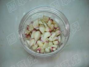 米醋将新蒜完全浸泡住。