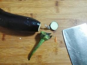 切去茄子头尾