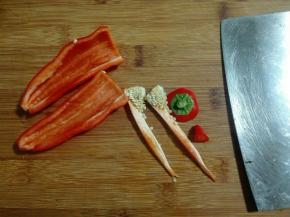 红椒切去头尾去掉紫瓤