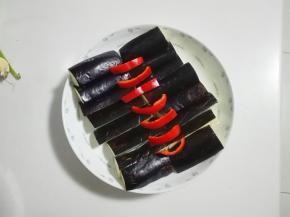 茄子条和红椒条都放盘子里