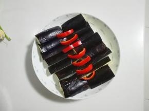 茄子条和红椒条都放盘子里
