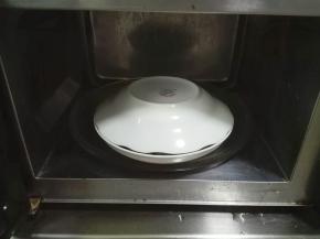 盖上盘子放进微波炉里