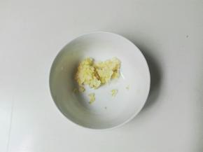 剁成蒜泥放碗里