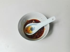 放两勺生抽，一勺香醋，半勺麻油，搅拌均匀