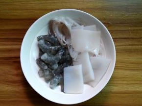 虾去壳挑出虾肠虾线；鱿鱼去皮治净切块