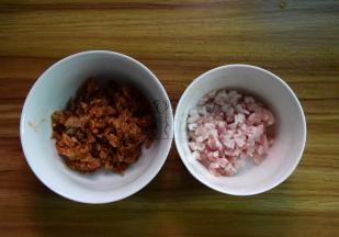 辣白菜切碎些；五花肉切碎粒