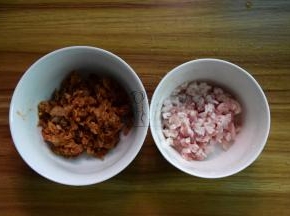 辣白菜切碎些；五花肉切碎粒