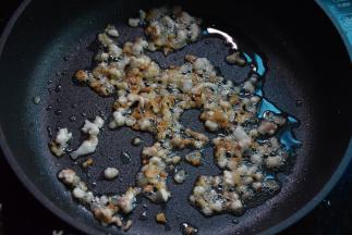 热锅，把五花肉粒煎煸出油