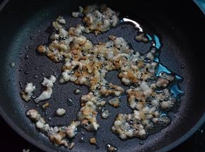 热锅，把五花肉粒煎煸出油