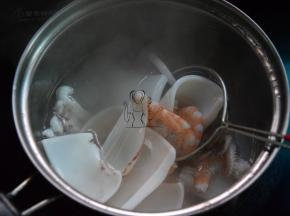 把鱿鱼和虾仁放沸水焯烫几秒捞出