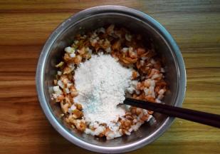 搅拌均匀后加入面粉拌匀