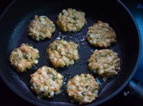 煎锅中加少量油烧热，用汤匙舀入锅先煎一面