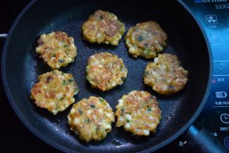 再反面继续煎，至两面金黄就可以了