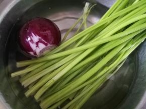 洋葱扒掉外皮，芹菜择去叶子清洗干净。
