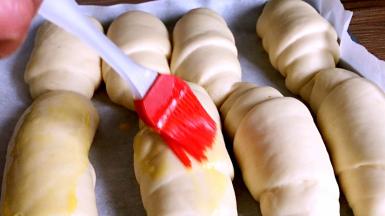 拿出发酵好的面包坯，刷上蛋黄液，同时烤箱180度预热10分钟