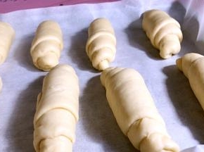 放入铺好油纸的烤盘里