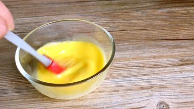 蛋黄加少许清水搅拌成蛋黄液