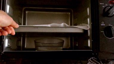 再次放入烤箱中层发酵至两到三倍大