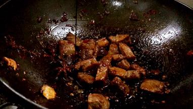 加入酱油，炒匀上色