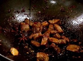 加入酱油，炒匀上色