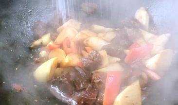 调入盐、胡椒粉、味精炒匀即可盛出