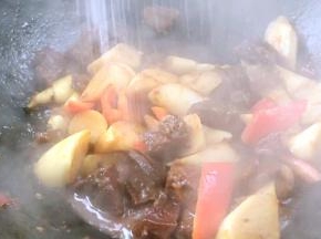 调入盐、胡椒粉、味精炒匀即可盛出