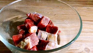 将牛腿肉洗净，切小块