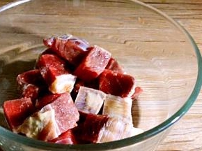 将牛腿肉洗净，切小块
