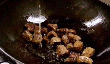 加入料酒，炒香