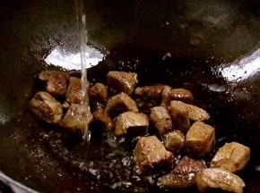 加入料酒，炒香