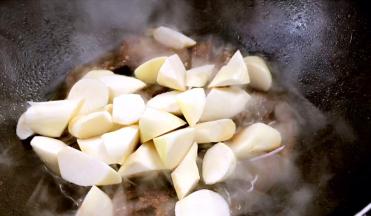 放入茭白拌匀，继续焖10分钟