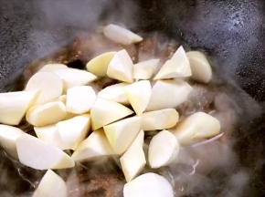 放入茭白拌匀，继续焖10分钟