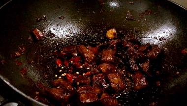 再放入干红辣椒