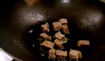 热锅给油，放入牛腿肉煎炒出香味