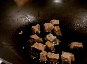 热锅给油，放入牛腿肉煎炒出香味