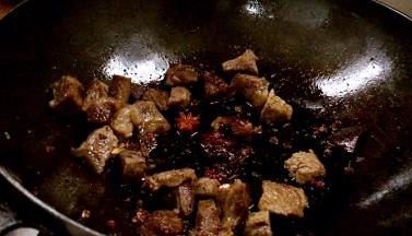 加入豆瓣酱，炒出香味