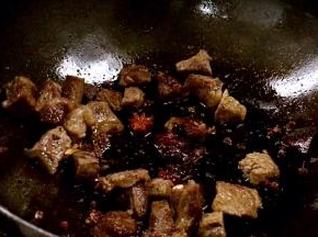 加入豆瓣酱，炒出香味