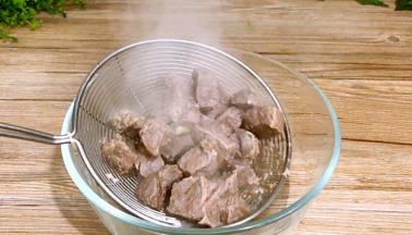 汆烫好的牛腿肉，捞出来沥水备用