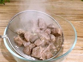 汆烫好的牛腿肉，捞出来沥水备用