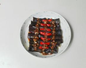 微波炉工作时间完成，取出茄子浇上生抽香醋麻油蒜泥调料