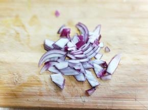 洋葱去皮切丁。