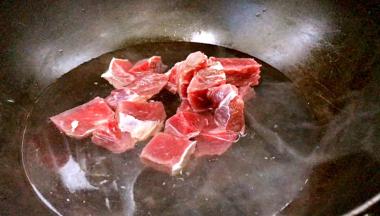 锅置火上，加入适量清水，放入牛腿肉汆烫去血污