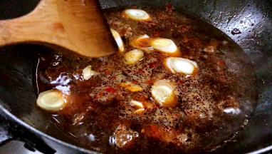 放入大葱段、姜片、蒜片，大火烧开