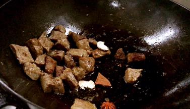 放入卤料，炸香