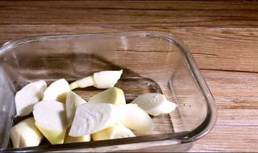 茭白洗净，切成滚刀块