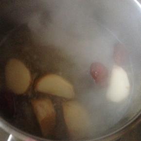 一定保持大火煮沸 才会出奶白汤