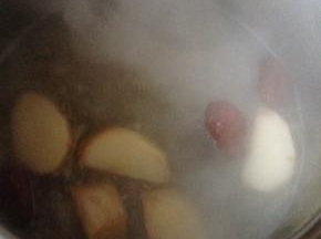 一定保持大火煮沸 才会出奶白汤