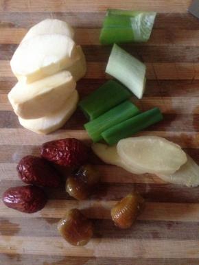 苹果切块 葱姜切好 红枣蜜枣洗净 备用